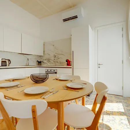 Exclusive With Historic Charm アパート