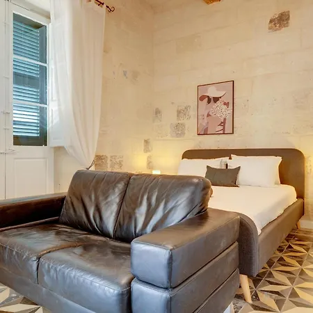 Exclusive With Historic Charm דירה *