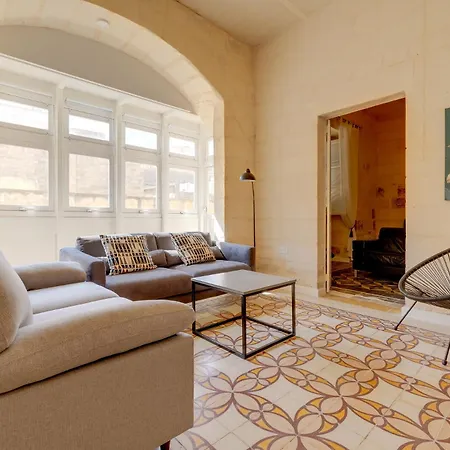 דירה Exclusive With Historic Charm *